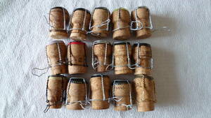 ☆　スパークリングのワイヤー金具付きコルク栓 　銘柄いろいろ　15個　クラフト材料　手芸材料