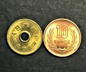 C3420 　【準未使用級・美品】平成13年　10円青銅貨＆5円黄銅貨　