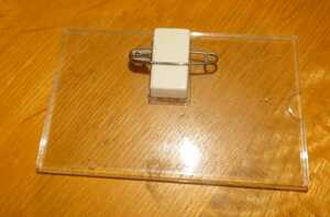 透明アクリル製ネームカードケース　クリップ＆安全ピン付き　9センチ×5.5センチ