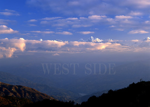 【 送料当社負担 】ネパール　ナガルコット ヒマラヤ連山 エべレストの見える風景　風景写真 　額縁なし　A4サイズ写真