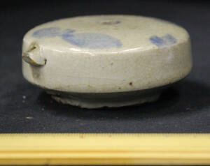 韓国文物　陶磁器　李朝染付丸型水滴　Ｗ