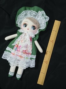 昭和レトロ風、手作り文化人形。ハンドメイドドール。深緑色、薄茶髪、和柄、蝶、白レース。新品。