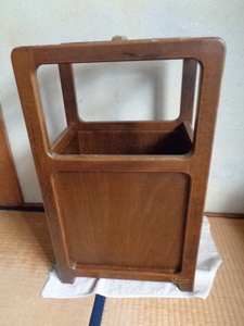 アンティーク 昭和レトロ 木製 傘立て/SANKYU-MADE IN JAPAN/底受皿の錆び大・側面化粧板に糊ハガレの浮きあり/