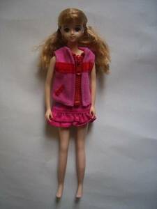 ジェニー　人形　ピンクの服　１