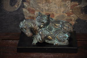 戦国　青銅器金銀象嵌馬獅子置物　木台付き中国美術唐物