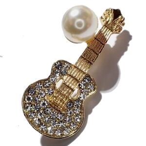 ラインストーン　金色　アコースティックギター　ピンブローチ　バッジ　アコギ　フォークギター　人工真珠　ラペルピン　ピンバッジ