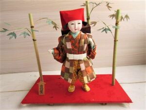 昭和レトロ【舌切雀】つづらを背負った人形　竹の飾り付き　台座付き　15×26×26cm　ケース無し　アンティーク　日本人形