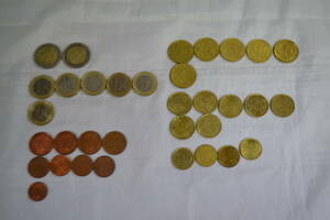 Q8）世界の通貨　ユーロ　額面　15ユーロ9㌣　　金種・枚数・状態は画像でご確認ください