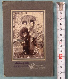E63,古写真、コウモリ傘の女性二人、北海道岩見沢製、中野写真と記載、大正4年、ボール板、保存良い