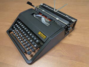 完動品　olivetti Lettera DL　オリベッティタイプライター　オールブラックにカスタムカラー　フランス語も打てます