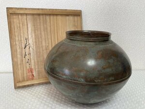 ★【 金工美術 義仙作 青銅花器 】 ■ 共箱 ■ 在銘 高さ18.5cm 重さ約2.3kg 花瓶 花入 花生道具 金属工芸 伝統工芸 義仙 藤474