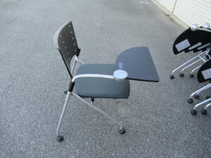 イトーキ会議椅子　ミニテーブル付き　キャスター付き　２２脚　美品　兵庫県加古川市より１００Km以内の方は送料無料です。