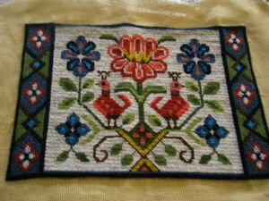 北欧スウェーデン☆ツヴィスト刺繍 スコーネ伝統柄 完成1枚布 *クッションなどに