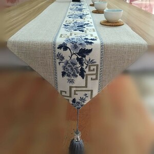 テーブルランナー 美しい花と中国文様 シックな色合い タッセル付き (ベージュ, Aタイプ)