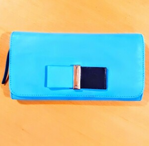 高級ブランドクロエのとにかく上質で柔らかく手触りの良いターコイズブルーの青が印象的なデザイン Chloe 本革 レザー上質 長財布