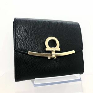 ■極美品■Salvatore Ferragamo サルヴァトーレフェラガモ　ガンチーニ金具　三つ折り財布　コンパクト　イタリア製　刻印あり　ブラック