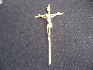 金色光る十字架、金属製、外国製。お祈り 。てごろな大きさ