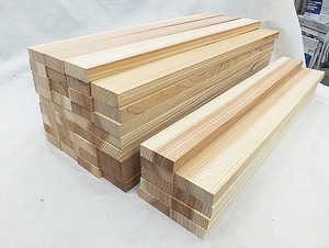 ①杉 (スギ) の板材　長 450 × 幅 41 × 厚さ2種 14、13mm　合計44枚です。