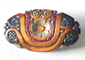 アイヌ 民芸品 木製 手彫り 文様のブローチ 木目 カラー付き お花 魔除け