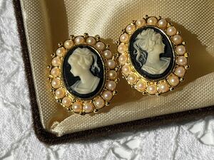 ヴィンテージ ** カメオデザインの美しいイヤリング vintage earrings