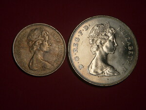 特価販売　ロイヤルミント②　エリザベス女王　記念貨１９８１年と大型１０ペンス貨の２枚組　ダイアナ妃とチャールズ３世