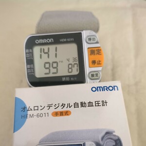 OMRON オムロン 手首式血圧計 自動血圧計　HEM−6011