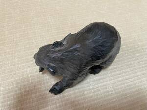 熊の置物（幅 約18cm、高さ約12cm）