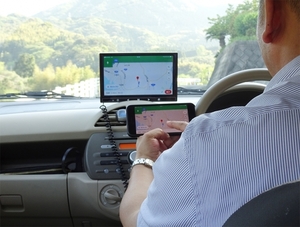車載対応9インチモニターにWi-Fi接続機能を内蔵させ、手元のスマートフォン画面内容をコードレスで表示