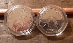 2種類 ピーター ラビット と 本物 英国50ペンスコインイギリス コイン ビアトリクス・ポター ピーターラビット英国 50ペンス プセル付き
