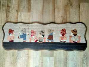 ハンドメイド　パッチワーク　テーブルセンター　壁掛け　タペストリー　カントリー 刺繍