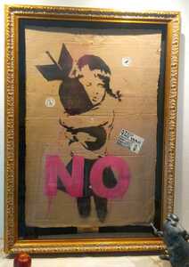 破格！Banksy(バンクシー)2003年、イラク戦争デモで使用、本物の段ボール看板、Bomb Hugger◆当時のステッカー付◆9.10枚目参考◆Dismaland