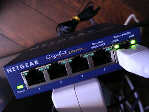 中古動作品 NETGEAR ネットギア GS105V4-300JPS ProSafe5-port Gigabit Desktop Switch 10/100/1000Mbps ギガビット スイッチングハブ 