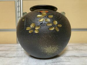 23A06-24N:信楽焼 　大(10号)　梅彫　丸花瓶　耳付き 金彩　30×30×27　口径12.5cm　茶道　華道　和室インテリア