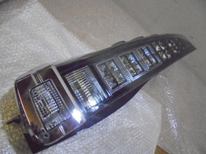 ヴォクシー　左　テールライト　ZRR80W　前期　LED　28-232　b65449