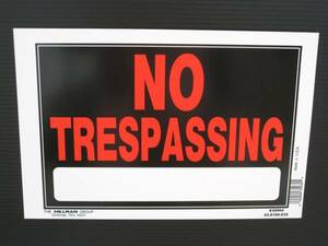 アメリカの店舗用品　サイン（NO TRESPASSING）　不法侵入禁止