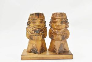 (768S 0402S12) １円～ アイヌ 民芸品 木彫り 人形 台座付き 北海道 木製 木工芸 アンティーク レトロ