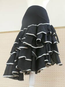 ICHIOKU黒×シルバーテープ付き裾4段左スリットスカート