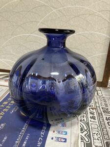アンティーク？骨董品？ガラス製、花瓶、花器、壺？青です。