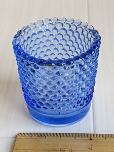 レトロ　ぶどうの房のガラスコップ　小さいコップ　鉄瓶模様　あられ模様　でこぼこ　昭和レトロ　型ガラス　気泡