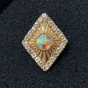 新品　キラキラのダイヤ型のブローチ　宝石風　シルバー色　ラインストーン　ゴールド色　オーロラ色　小さめのブローチ