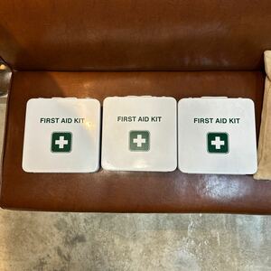 PFS 購入 First aid kit 3つ パシフィックファニチャーサービス