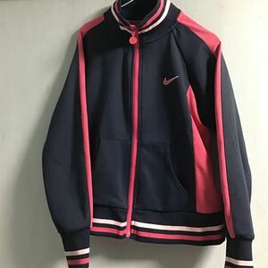 used 子供服「 NIKE 130 140サイズ 紺色 ピンクライン柄 長袖 ジャージ 上 のみ」色褪せ ひっかけ多数あり / 女の子 /名前タグの縫い跡有り