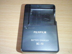 F002-01-5　FUJIFILM製バッテリー充電器 BC-70