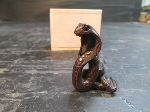 友銘紫檀彫り出しコブラ根付９ｇ　木彫　唐木　木箱