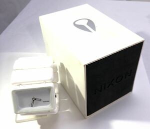 中古A NIXON ニクソン 腕時計 THE VEGA ベガ ホワイト 白 ブレスウォッチ ゴム 30M 防水 箱付き クォーツ 稼働品 ユニセックス 144439