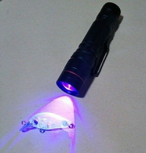 【新品】UV-LEDライト　蓄光器 ケイムラ　夜光ワーム　エギング　蓄光　ブラックライト　メタルジグ　ジグヘッド　