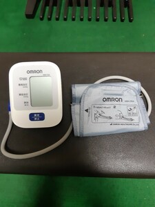 オムロン 血圧計　HEM-7120 上腕式血圧計 OMRON　管240412