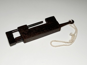 【瑞】可動品 海老錠 錠前 鍵 カギ 蔵鍵 時代鍵 骨董 古鉄 鍵付 古民具　重さ：７４９ｇ