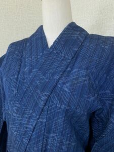 美品　婦人　麻　単衣の着物　藍色　絣紋様　丈156cm　浴衣　夏の装い　お出かけに　保管品