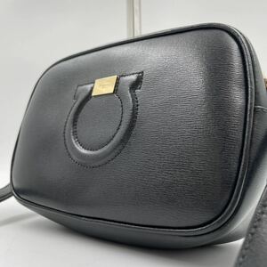 1円●美品●Salvatore Ferragamo サルヴァトーレフェラガモ ショルダーバッグ ポシェット エンボス ガンチーニ カメラバッグ 黒 レザー